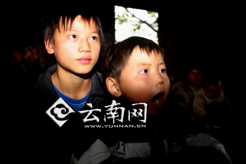孩子認(rèn)真地跟著袁老師讀拼音。徐弘毅 攝