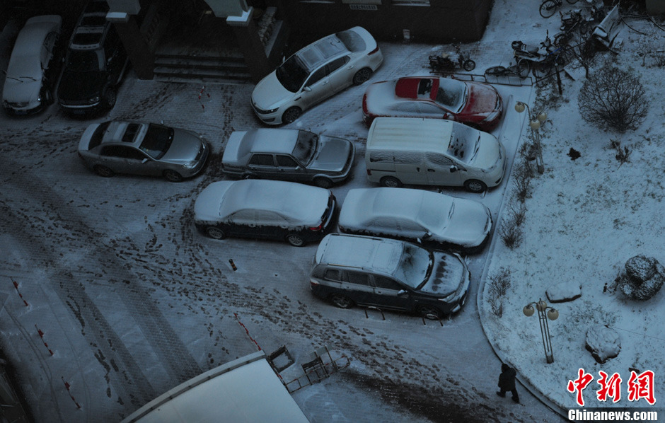 11月18日，沈陽街頭車輛被積雪覆蓋。