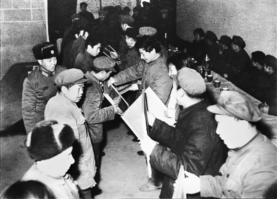 1985年4月6日,時(shí)任中共正定縣委書記習(xí)近平在全縣首季開門紅表彰大會(huì)上頒獎(jiǎng)。