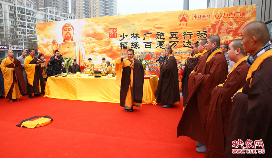 1月8日上午，鄭州市中原萬(wàn)達(dá)廣場(chǎng)上，少林寺的僧人們?yōu)榕D八節(jié)做法事施粥。
