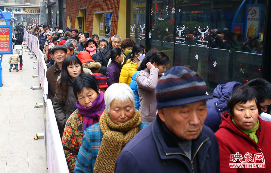 領(lǐng)粥的市民排起了長(zhǎng)隊(duì)，足有上千人。