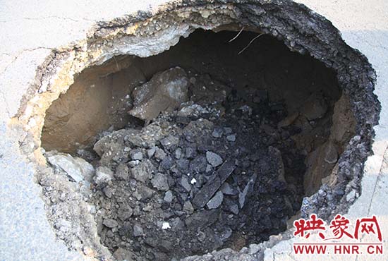 坑口直徑約兩米，路面下形成中空的大坑，約有15平方米。