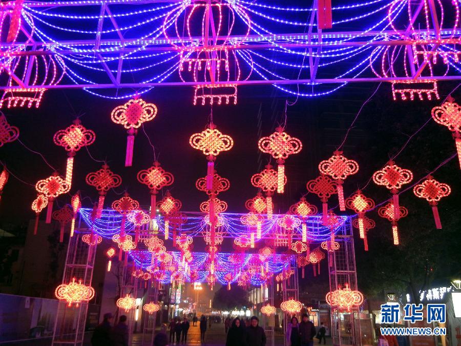 　1月30日，市民走在由中國結霓虹燈裝扮的蘇州街頭。