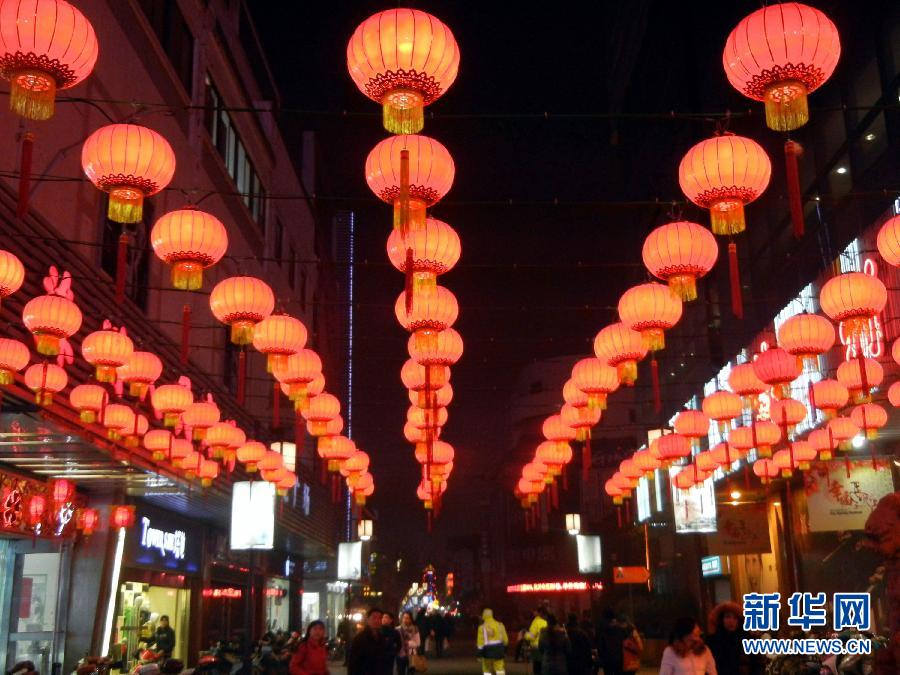 　1月30日，市民行走在大紅燈籠裝飾的蘇州街頭。
