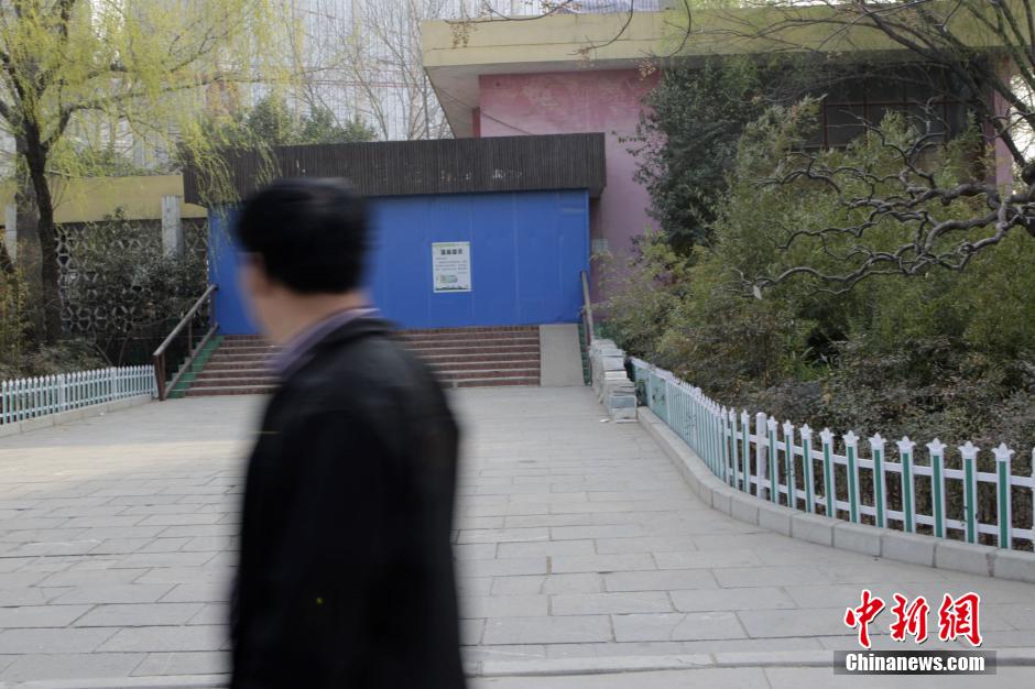3月17日，河南鄭州動物園，原經(jīng)批準(zhǔn)用于大熊貓飼養(yǎng)的場館已經(jīng)關(guān)門。