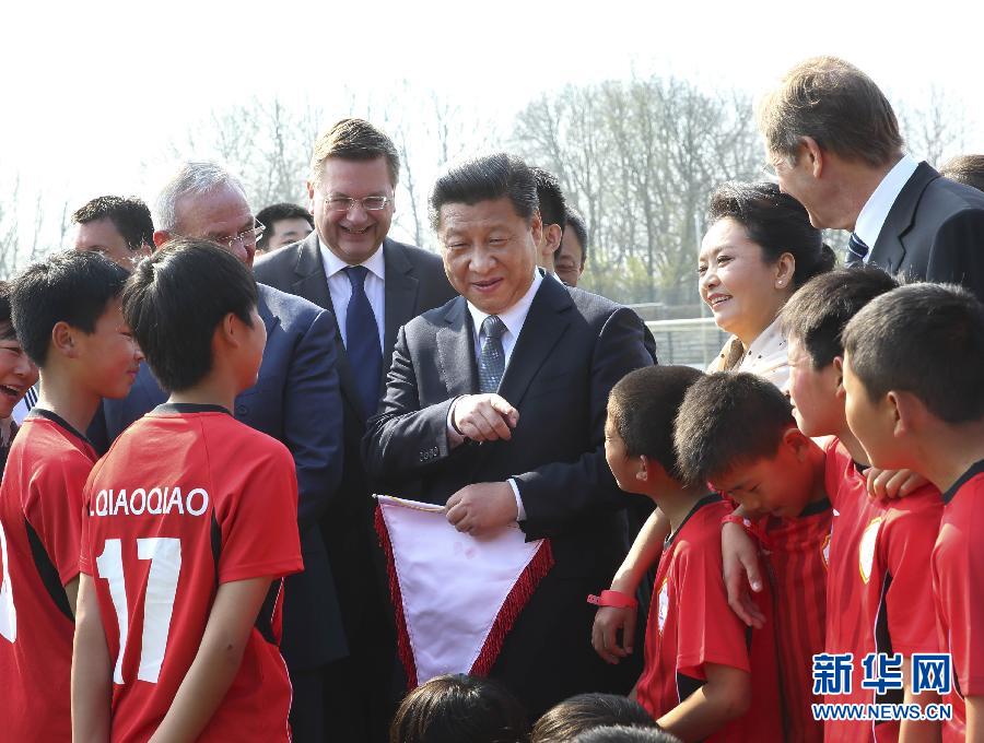 3月29日，國家主席習近平來到柏林奧林匹亞體育場足球場，親切看望在德國訓練的來自陜西志丹縣的中國少年