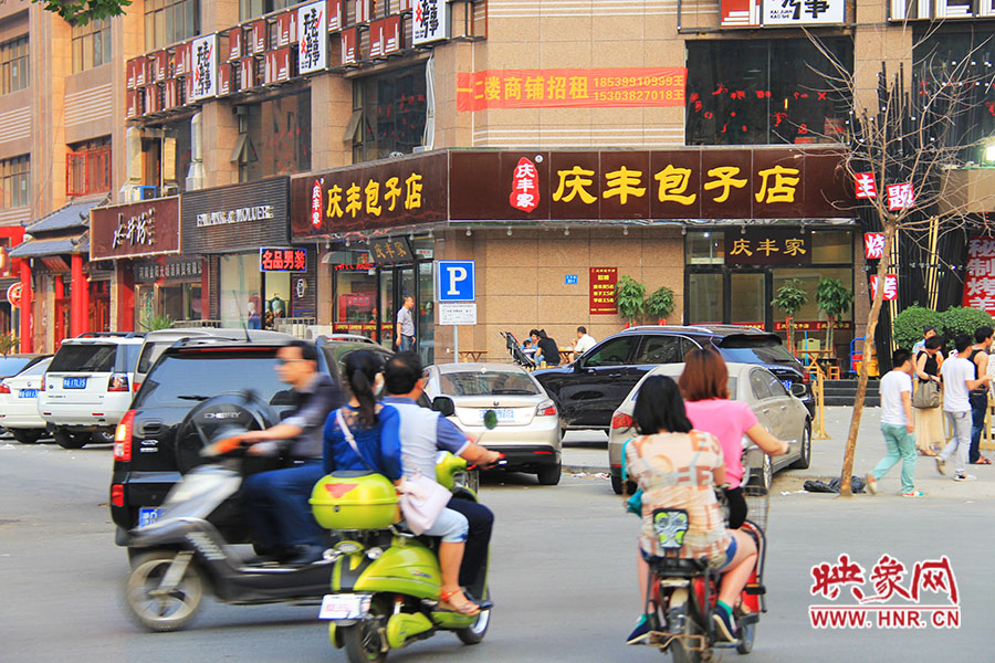 “慶豐包子店”位于路口拐角處,人流量車流量很大,堪稱黃金位置。