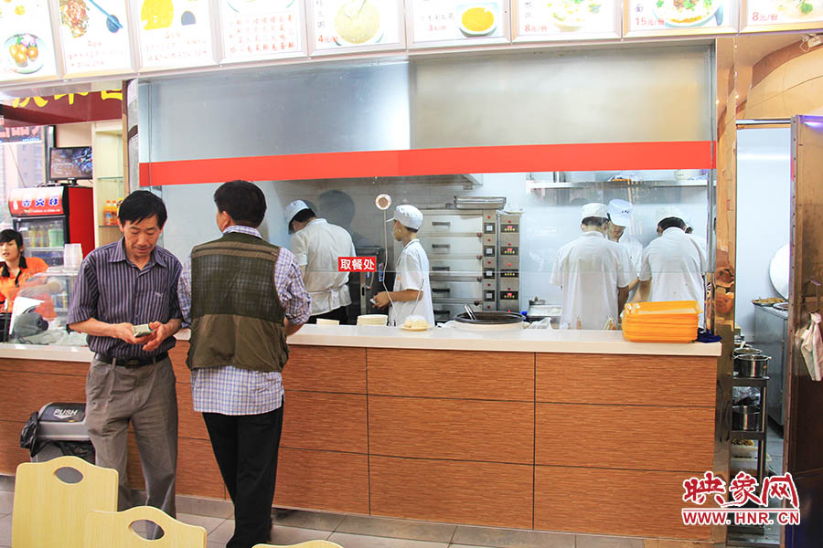 店面仍處于“試營業(yè)”狀態(tài),后廚的設(shè)備嶄新,看起來還算整潔。