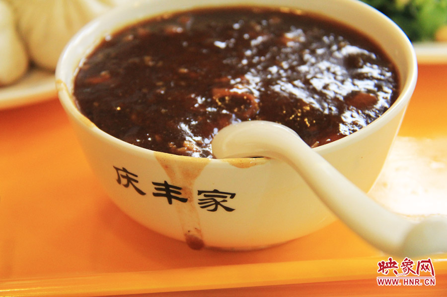 一碗炒肝,看上去也有滋有味。