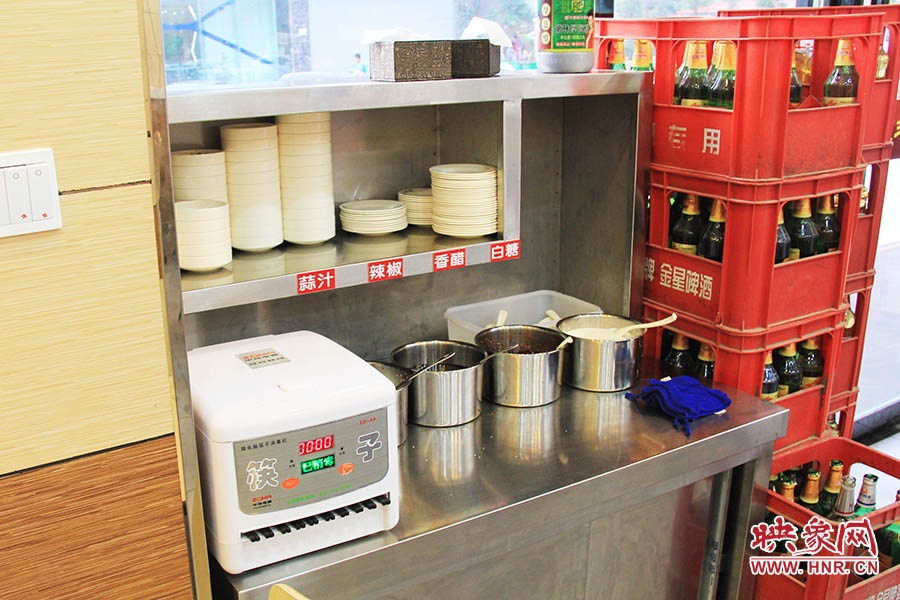 調(diào)料、小碟、餐具也都被放在另一張單獨(dú)的桌子上,需要用餐者“自助”。