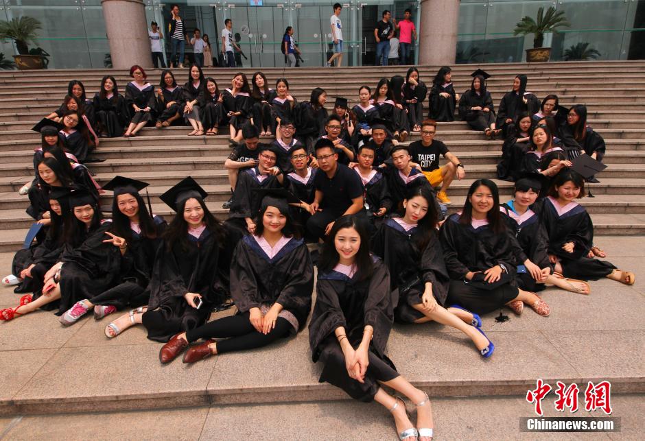 6月6日，浙江理工大學(xué)的畢業(yè)生們?cè)谛@中以賣萌、搞怪等獨(dú)具青春特色的方式告別大學(xué)生涯。中新社發(fā) 李晨