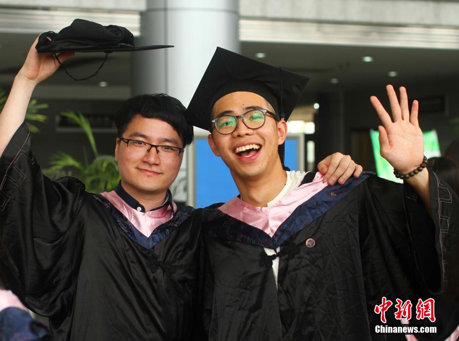 6月6日，浙江理工大學(xué)的畢業(yè)生們?cè)谛@中以賣萌、搞怪等獨(dú)具青春特色的方式告別大學(xué)生涯。中新社發(fā) 李晨