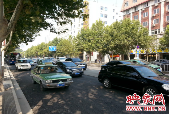 “無(wú)車(chē)日”仍有許多私家車(chē)主選擇開(kāi)車(chē)上路。