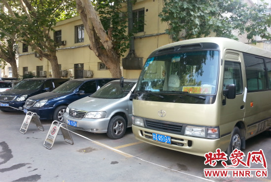 管城區(qū)委院內(nèi)已經(jīng)被封存公車(chē)在停車(chē)場(chǎng)停放。