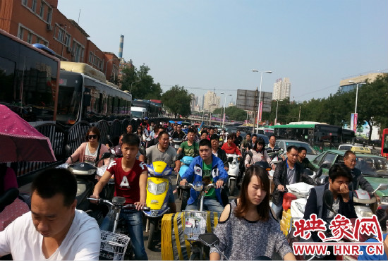 在一些易堵路段車(chē)輛仍然“寸步難行”。
