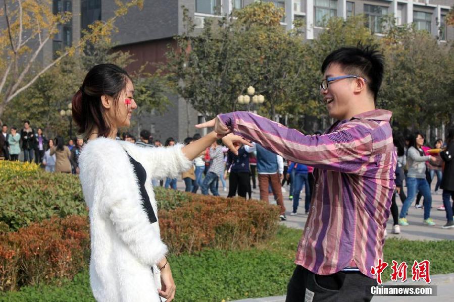 11月11日，河南財經(jīng)政法大學校園內(nèi)，300名在校大學生在上演了一出“光棍”也瘋狂的“快閃”大戲。