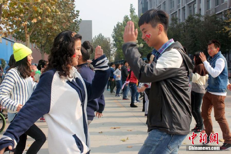11月11日，河南財經(jīng)政法大學校園內(nèi)，300名在校大學生在上演了一出“光棍”也瘋狂的“快閃”大戲。