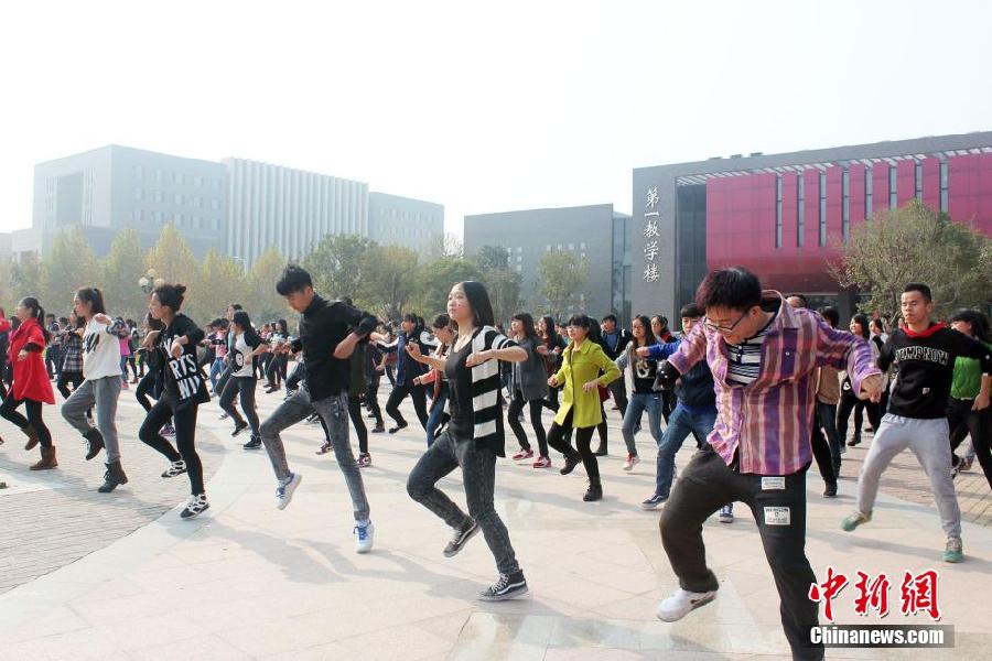 11月11日，河南財經(jīng)政法大學校園內(nèi)，300名在校大學生在上演了一出“光棍”也瘋狂的“快閃”大戲。
