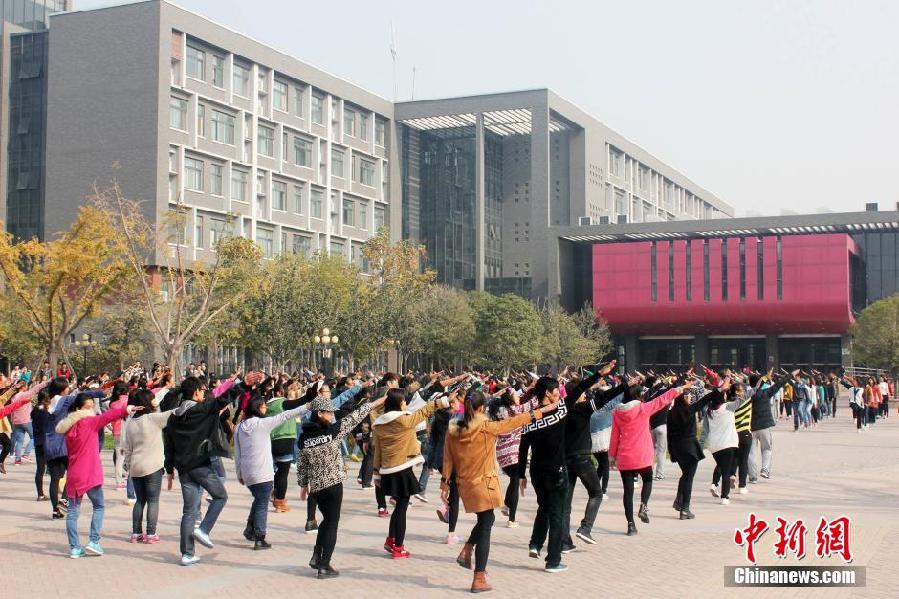 11月11日，河南財經(jīng)政法大學校園內(nèi)，300名在校大學生在上演了一出“光棍”也瘋狂的“快閃”大戲。