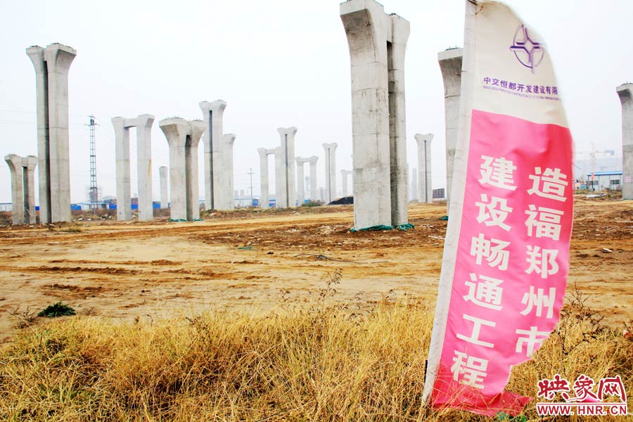 施工現(xiàn)場還插放著“建設(shè)暢通鄭州，造福鄭州市民”的條幅。