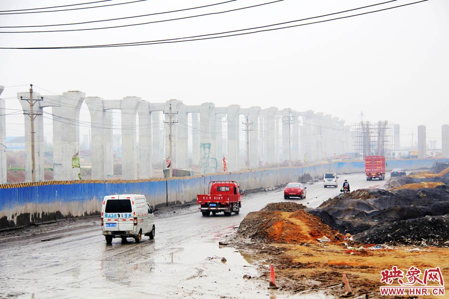 鄭平路柴郭轉(zhuǎn)盤處以及圍擋兩邊預(yù)留的道路坑坑洼洼，無人維護(hù)，造成事故頻發(fā)，經(jīng)常堵車。