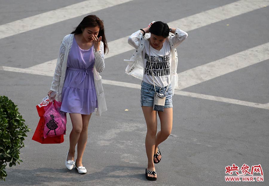 太熱了，還是把頭發(fā)扎起來(lái)
