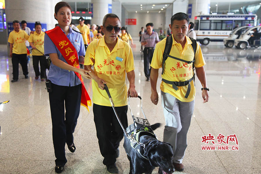 接到鄭州市愛心導(dǎo)盲犬服務(wù)中心的乘車請(qǐng)求后，鄭州東站抽調(diào)了工作人員進(jìn)行對(duì)接，提前做好服務(wù)引導(dǎo)準(zhǔn)備。