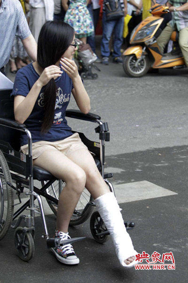 鄭州回中考點(diǎn)，一名考生左腳受傷，坐著輪椅入考場(chǎng)。