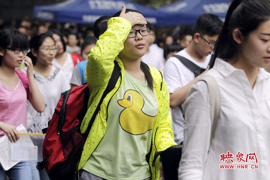 鄭州回中考點(diǎn)，考生輕松入場(chǎng)。