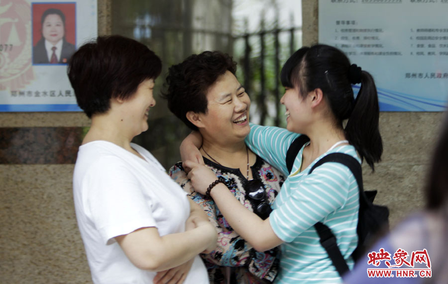 6月7日，鄭州回中考點(diǎn)，走出考場(chǎng)的考生和家長(zhǎng)擁抱在一起