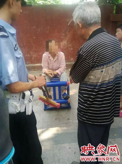 老太當(dāng)時(shí)坐在健身器材上做仰臥起坐，說環(huán)衛(wèi)工人影響她鍛煉身體了，便開始謾罵環(huán)衛(wèi)工人。
