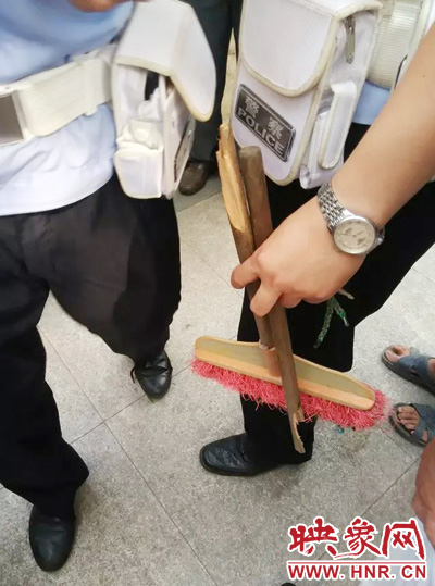 老太從環(huán)衛(wèi)工手中奪過掃帚，用腳踩斷，用力向環(huán)衛(wèi)工人的手上和腿上敲去。