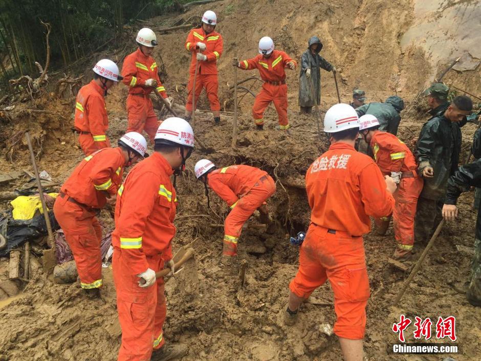 8月19日，救援人員正在全力搜尋被埋遇難者