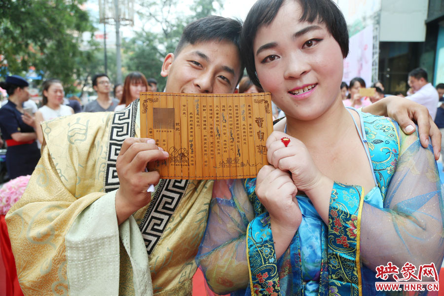一對(duì)兒情侶現(xiàn)場(chǎng)展示“賣身契”內(nèi)容。
