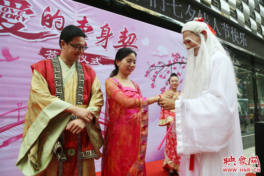 “月老”為每對(duì)情侶綁定“愛(ài)你一輩子”情侶手鏈。