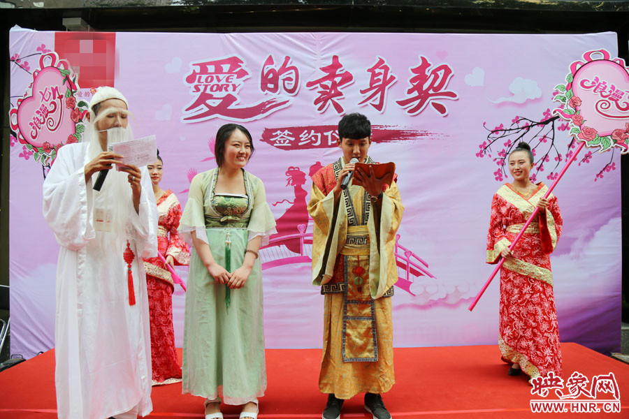 男子現(xiàn)場(chǎng)宣讀“賣身契”的內(nèi)容，讓大家作證。