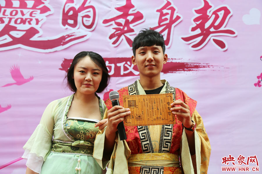 現(xiàn)場(chǎng)的8名男子異口同聲地表示，如違反此契約，可以接受處以極刑。