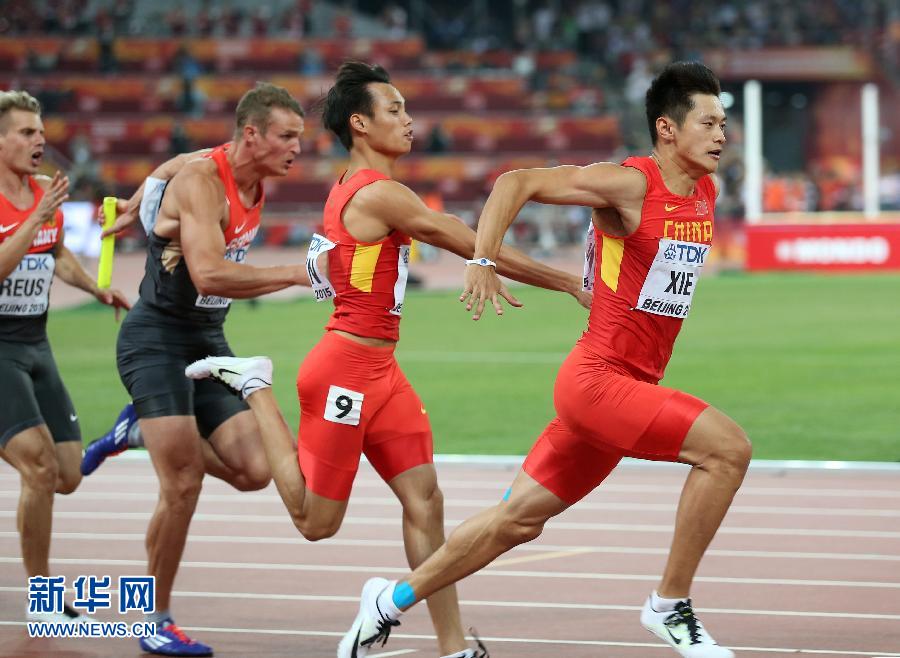 中國隊選手謝震業(yè)（右一）和莫有雪在比賽中交接棒。