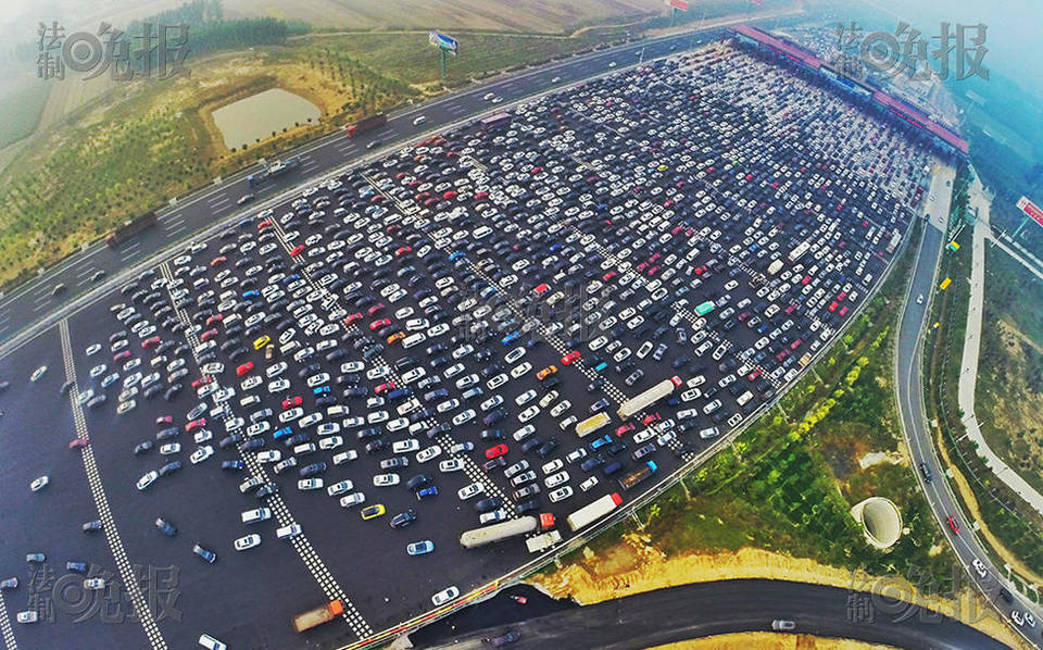 進京方向收費站前堵滿車流。