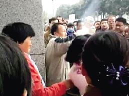 一對夫婦攔住小學(xué)生求助，被家長和市民當(dāng)成人販子圍毆