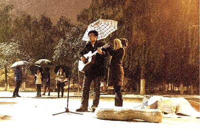雪夜鄭大新校區(qū)的這一幕是不是也溫暖了你？