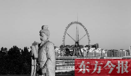 16日，從中原福塔基座平臺看向世紀(jì)歡樂園的景象