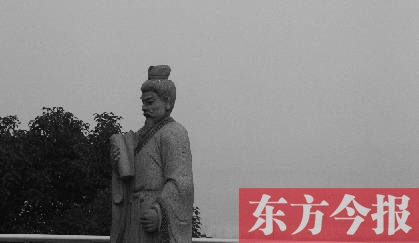23日，從中原福塔基座平臺看向世紀(jì)歡樂園的景象