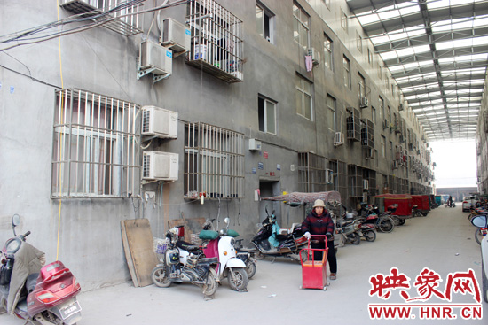 三棟居民樓沒有任何手續(xù)，沒有房產(chǎn)證，售價超級低。