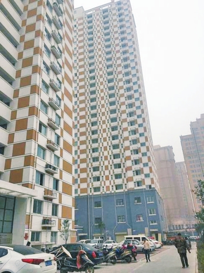 鄭州中基都市春天小區(qū)的公租房一直在閑置,樓下門面房已營業(yè)很長時(shí)間。