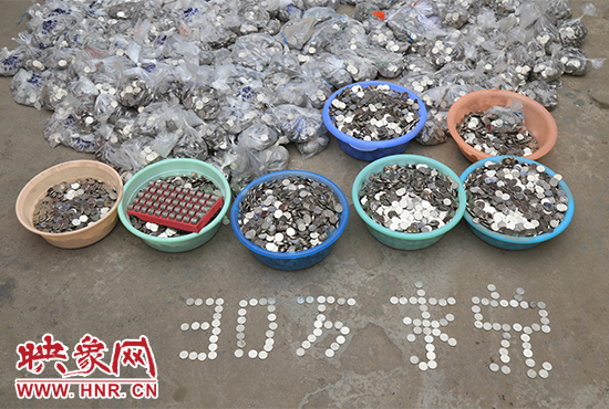 據(jù)負(fù)責(zé)清點“巨資”的張大爺介紹，這筆“巨資”積攢了兩個月左右，有30萬左右，重達(dá)3000多斤。