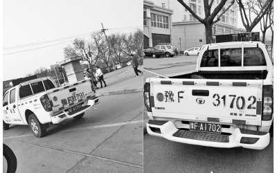 鶴壁市兩輛城管執(zhí)法車被拍到車身噴的號碼與牌照不符。