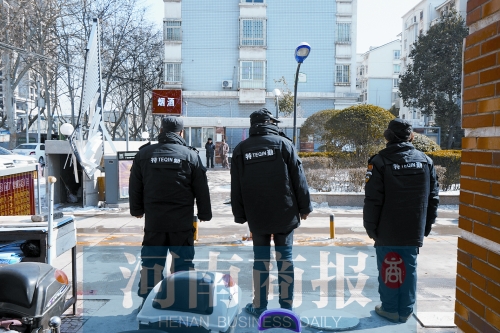 小區(qū)門口有兩撥保安把門，分屬不同的物業(yè)公司