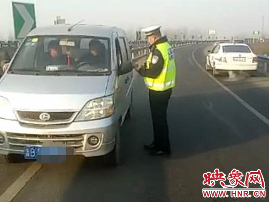 2月3日，一名男子因錯過了路口不顧自身安全竟然在高速上逆行，被焦作高速交警逮個正著。