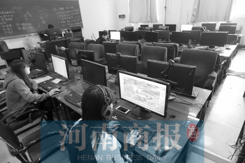 鄭州黃河護(hù)理職業(yè)學(xué)院的微機(jī)室內(nèi)，一女學(xué)生正在打游戲